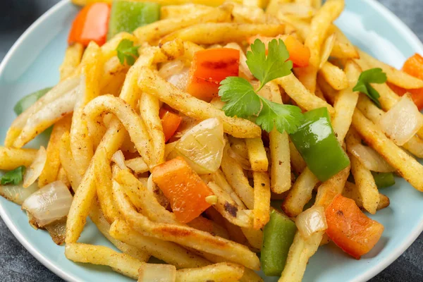 Kinesiskt salt och pepparchips. Pommes frites. Asiatisk ta bort mat — Stockfoto
