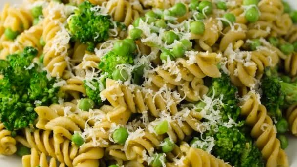 Piselli verdi, pasta di broccoli al pesto e parmigiano. cibo sano. video rotante. — Video Stock