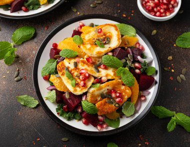 Kızarmış Halloumi peynirli salata pancar, portakal, nar ve kabak çekirdeği, kırmızı soğan, yeşil sebze. sağlıklı yiyecekler
