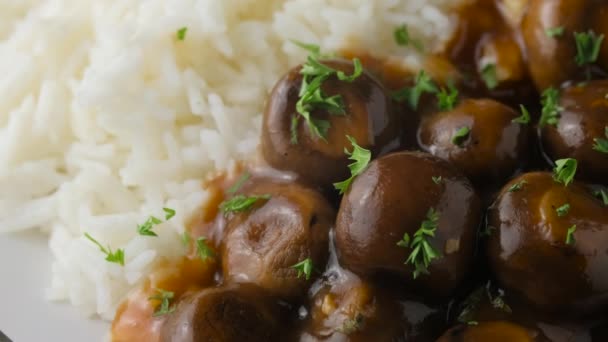 Mushrooms in Balsamic Soy rich sauce with rice. healthy food. — Vídeo de stock