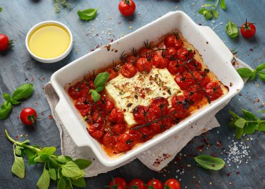 Çeri domatesli ve otlu fırında Feta Makarnası. Vejetaryen yemeği.