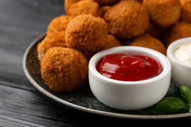 Etsiz vejetaryen mini piknik yumurtaları micoprotein ve ketçap ve mayonez ile servis edilen otlar.