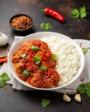 Beyaz tabakta basmati pilavlı baharatlı tavuk pastırması. sağlıklı yiyecekler.