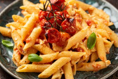 Pişmiş vişneli domates ve Yunan peynirli makarna. Moda Vejetaryen yemekleri