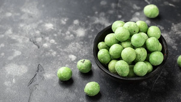Spicy wasabi peanuts snack in black bowl — Stock Photo, Image
