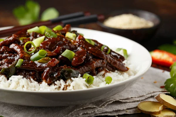 Mongolisches Rindfleisch schmort in dunkler Sojasauce mit Gewürzen. Asiatisches Essen — Stockfoto