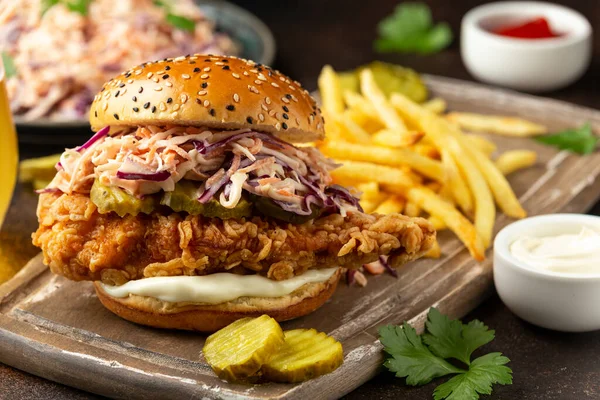 Hambúrguer de frango frito, sanduíche com salada de repolho, pepinos em conserva, maionese e cerveja. Fast food. — Fotografia de Stock