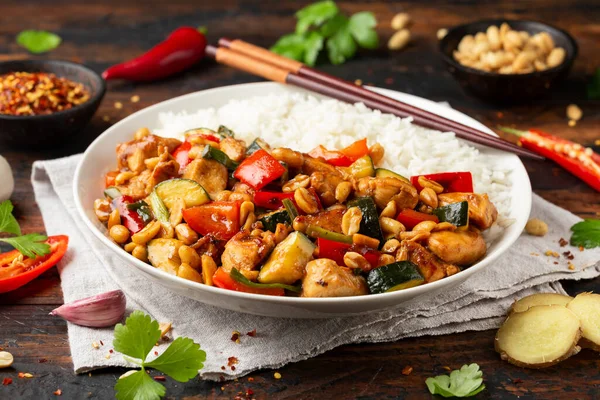 Курица Кунг Пао с перцем, цуккини и рисом. Азиатская еда — стоковое фото