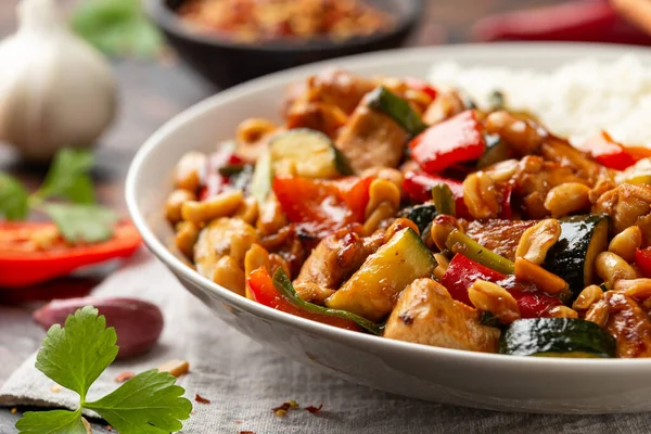 Pollo Kung Pao con Pimientos, calabacín y arroz. Asiática llevar comida — Foto de Stock