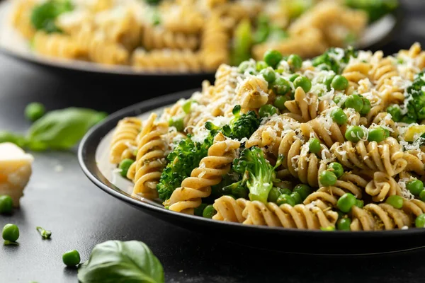 绿豆,西兰花面食配以意大利面酱汁和意大利面奶酪.健康食品. — 图库照片