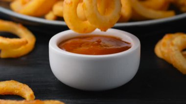 Batmış, baharatlı, ketçapta kıvırcık patates.