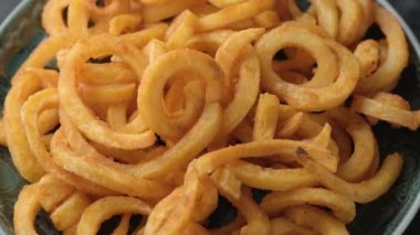 Altın Baharatlı Kıvırcık Patates hazır. dönen video