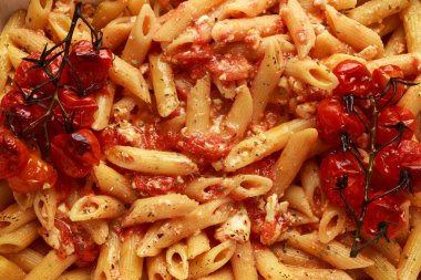 Tatlı vişneli domatesli ve otlu fırında Feta Makarnası. Vejetaryen yemeği.