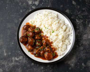 Balsamic Soya soslu mantar ve pilav. sağlıklı vejetaryen yemekleri.