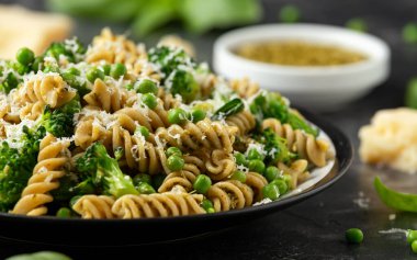 Yeşil bezelye, pesto soslu brokoli makarna ve parmesan peyniri. sağlıklı yiyecekler.