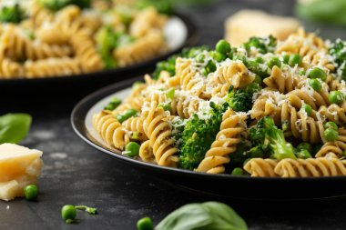 Yeşil bezelye, pesto soslu brokoli makarna ve parmesan peyniri. sağlıklı yiyecekler.