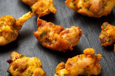 Kırsal kayalıklarda acı biber soslu tavuk Pakora yemeği.