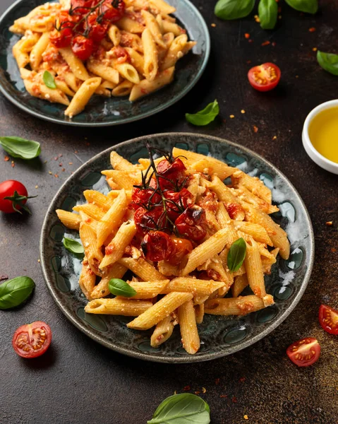 Bakken zoete kerstomaten en Griekse feta kaas kieskeurig pasta. Trendy Vegetarische gerechten — Stockfoto