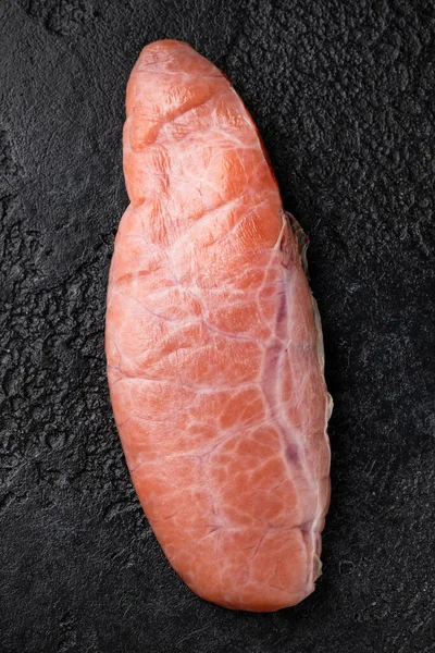 Merluzzo crudo pesce uova proteine delicatezza su sfondo pietra nera — Foto Stock