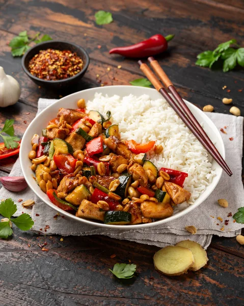 Курица Кунг Пао с перцем, цуккини и рисом. Азиатская еда — стоковое фото