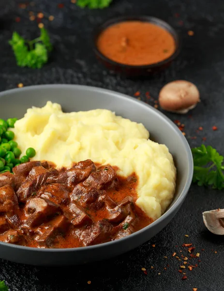 Lassú sült steak Diane Casserole gombával. burgonyapüré és zöldborsó — Stock Fotó