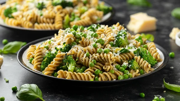 绿豆,西兰花面食配以意大利面酱汁和意大利面奶酪.健康食品. — 图库照片