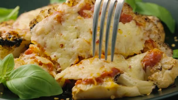 Cortar y comer Filete de coliflor con salsa marinara y queso. Comida vegetariana saludable — Vídeo de stock