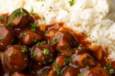 Balsamic Soya soslu mantar ve pilav. sağlıklı vejetaryen yemekleri.