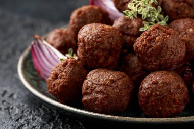 Vejetaryen vejetaryen köfteleri tabakta yemeye hazır.