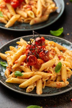 Pişmiş vişneli domates ve Yunan peynirli makarna. Moda Vejetaryen yemekleri