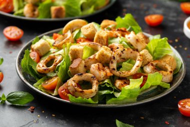 Izgara kalamar veya kalamar ve sarımsaklı ekmek ve kiraz domatesli karides salatası. sağlıklı yiyecekler.