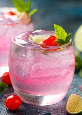 Limonata ya da limonata bardakta olsun. Tazeleyici yaz içeceği.