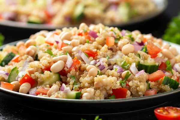 Ensalada de frijoles blancos de quinua con tomates cherry, pepino, cebolla roja y hierbas. Comida vegana saludable —  Fotos de Stock