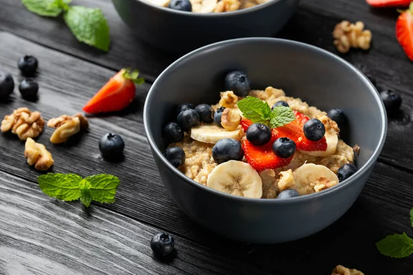 Gachas de avena saludable desayuno con fresa, arándanos, plátano y miel —  Fotos de Stock