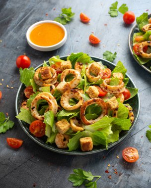 Izgara kalamar ya da kalamar ve karides salatası sarımsaklı ekmek ve vişneli domates.