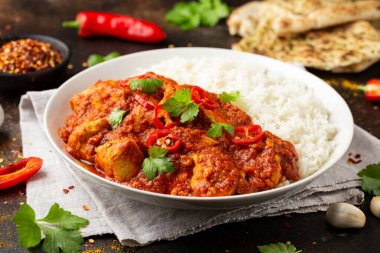 Beyaz tabakta basmati pilavlı baharatlı tavuk pastırması. sağlıklı yiyecekler.