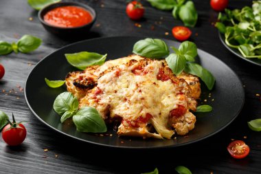 Marinara soslu ve peynirli fırında karnabahar bifteği. Sağlıklı vejetaryen yemekleri