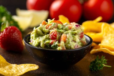 Çilek ve avokado guacamole, çıtır tortilla cipsli salsa sosu.