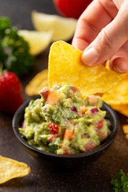 Çilek ve avokado guacamole, çıtır tortilla cipsli salsa sosu.