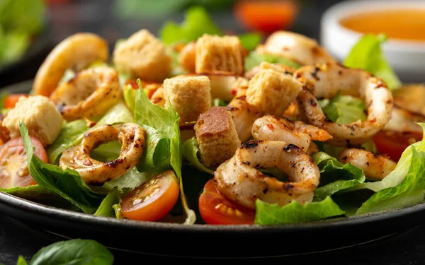 Calamari alla griglia o calamari e insalata di gamberi con crostini all'aglio e pomodorini. cibo sano. — Foto Stock