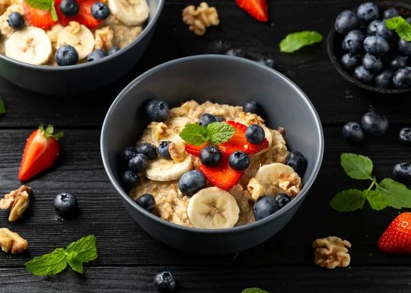Gachas de avena saludable desayuno con fresa, arándanos, plátano y miel —  Fotos de Stock