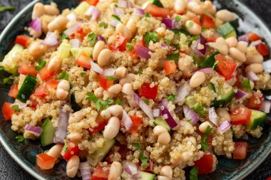 Kiraz domatesli, salatalıklı, kırmızı soğanlı ve otlu kinoalı fasulye salatası. Sağlıklı vejetaryen yemekleri.