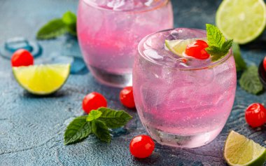 Limonata ya da limonata bardakta olsun. Tazeleyici yaz içeceği.