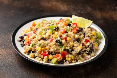 Mısır, kırmızı yeşil biber ve soğanlı kinoa fasulye salatası. Sağlıklı yemek..