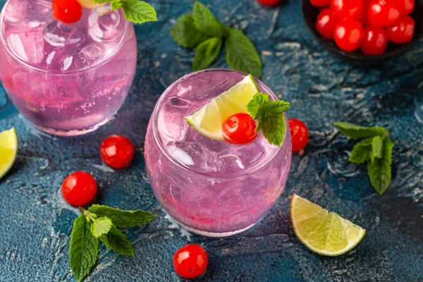 チェリーリミードまたはレモネードグラスを飲む 爽やかな夏のドリンク — ストック写真