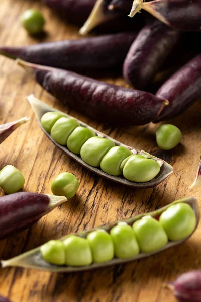 Magnolia Pea roxo doce, Sugarsnap em tábua de madeira rústica. pronto para comer — Fotografia de Stock