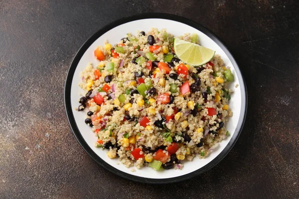 Салат з чорної квасолі з кукурудзою, червоним зеленим перцем, цибулею. Здорова їжа . — стокове фото