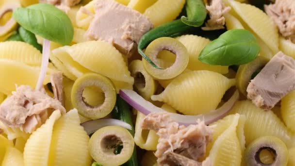 Pasta italiana de atún conchiglie con judías verdes, aceitunas y cebolla roja — Vídeo de stock