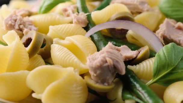 Tonno italiano conchiglie con fagiolini, olive e cipolla rossa — Video Stock