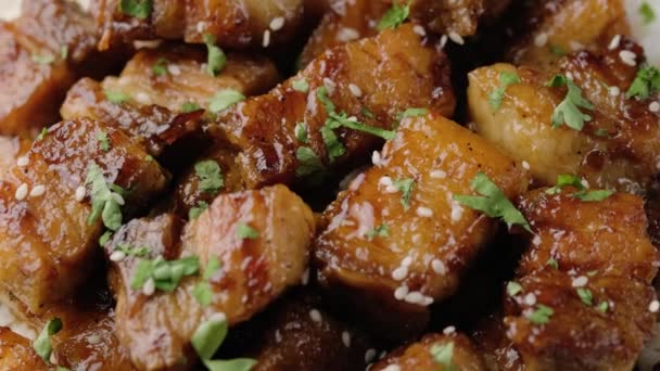 Китайская традиционная кухня липкий тушеный свиной живот с рисом — стоковое видео